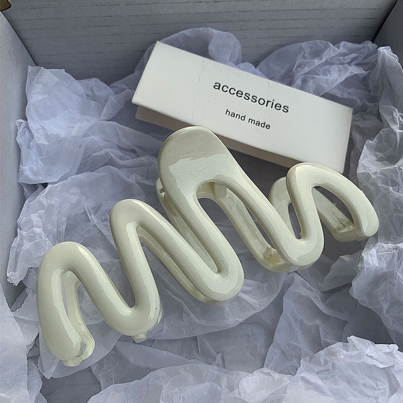 Wavy no slip claw clip
