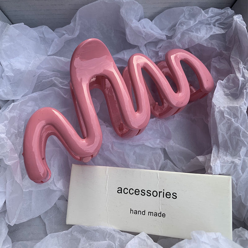 Wavy no slip claw clip