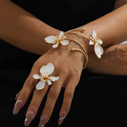 MARGRET PRINCESS cuff bracelet with ring