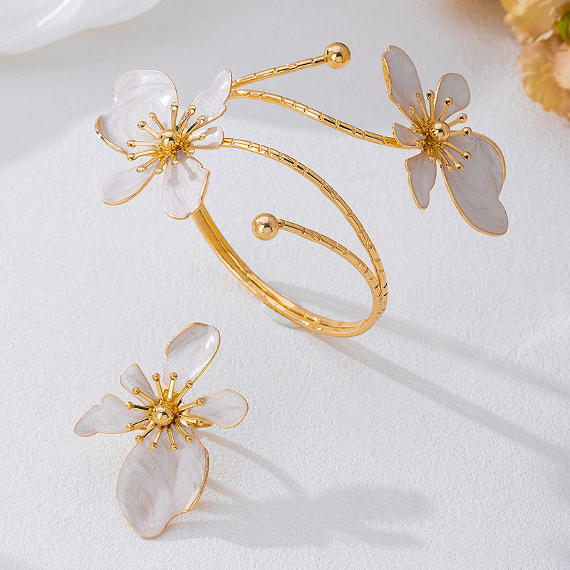 MARGRET PRINCESS cuff bracelet with ring