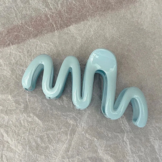 Wavy no slip claw clip